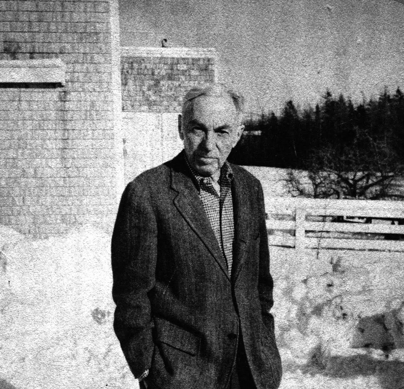 the essays of e b white The essayist is a self-liberated man, sustained by the childish belief that everything he thinks about, everything that happens to him, is of general interestonly a person who is congenitally self-centered has the effrontery and the stamina to write essays. the essays of e b white The essayist is a self-liberated man, sustained by the childish belief that everything he thinks about, everything that happens to him, is of general interestonly a person who is congenitally self-centered has the effrontery and the stamina to write essays.
