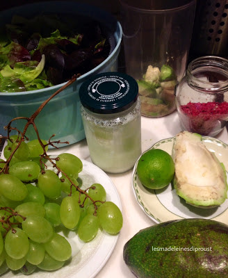 caesar salad di pollo, avocado, uva e fior di sale all'ibiscus.