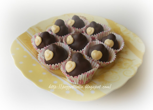 Praline di cioccolato con nocciole e panettone