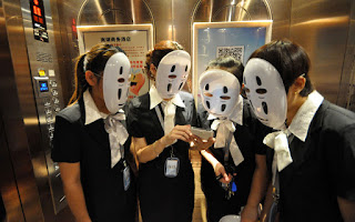 Zdjęcie chińskich kobiet w maskach z anime Spirited Away: w krainie bogów