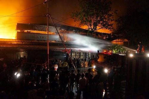 Pemadam kebakaran memadamkan api