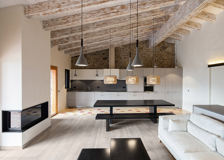 Ristrutturazione di una vecchia fattoria in spagna by dom ... Ristrutturare casa vecchia