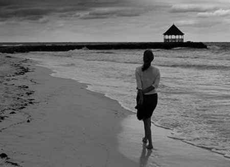 mulher+caminhando+praia.jpg