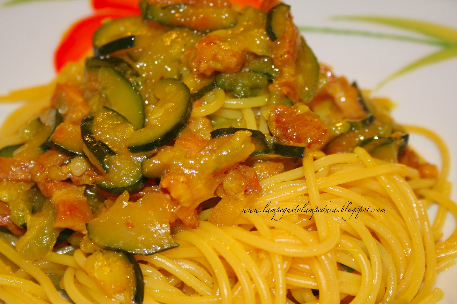 Spaghetti con pancetta affumicata, zucchine e zafferano