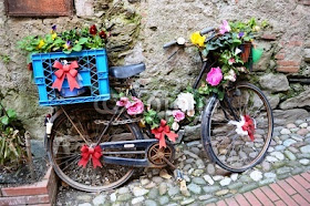 Curiosas IDEAS: BICICLETAS viejas para decorar jardines, terrazas y parques
