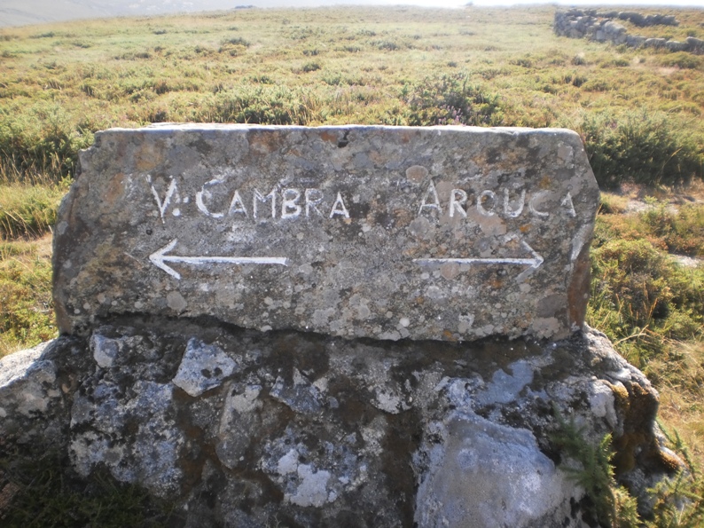 Placa de Xisto informativa a direcção de Vale de Cambra e Arouca