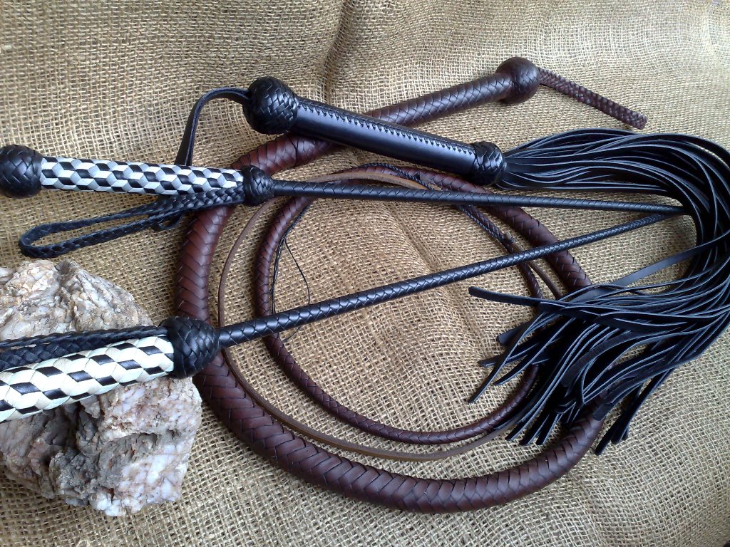 Флогер 'Кожаное достоинство' купить со скидкой в секс шопе  Фетиш и BDSM  Плети, кнуты