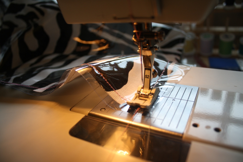 sewhungryhippie The "Biggie Bag" a vinyl and fabric tote turorial