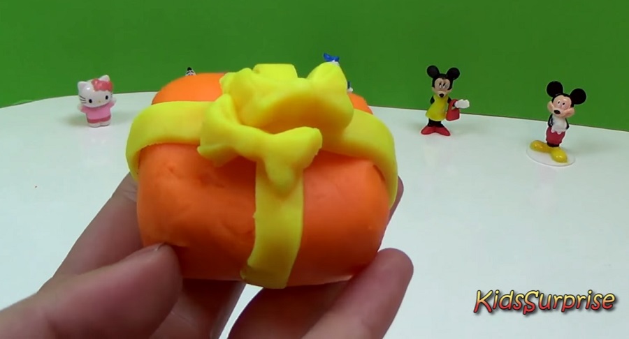 white funny creature with carrot as a nose oh yes now you know that this is olaf the last christmas gift hides disneys princess snow white - Mickey Mouse Christmas Videos white funny creature with carrot as a nose oh yes now you know that this is olaf the last christmas gift hides disneys princess snow white - Mickey Mouse Christmas Videos