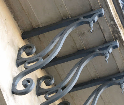 Console métallique du balcon du 11 quai Voltaire à Paris