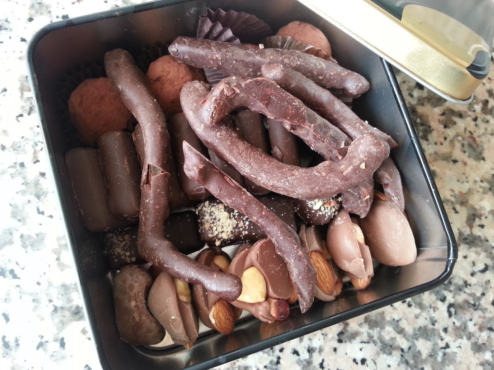 ÇİKKOLATA BİR KUTU MUTLULUK ÖZSÜT EL YAPIMI ÇİKOLATA