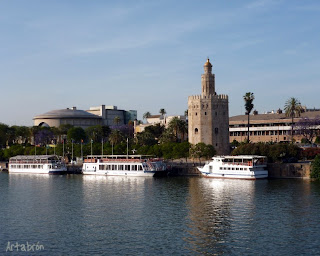Torre del Oro a orillas del Río Guadalquivir