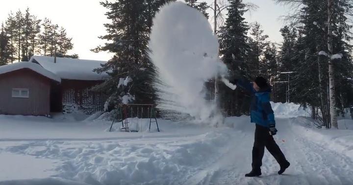 What You Can Do With Boiling Water In The Winter Is So Epic, You'll Want To Try It What You Can Do With Boiling Water In The Winter Is So Epic, You'll Want To Try It