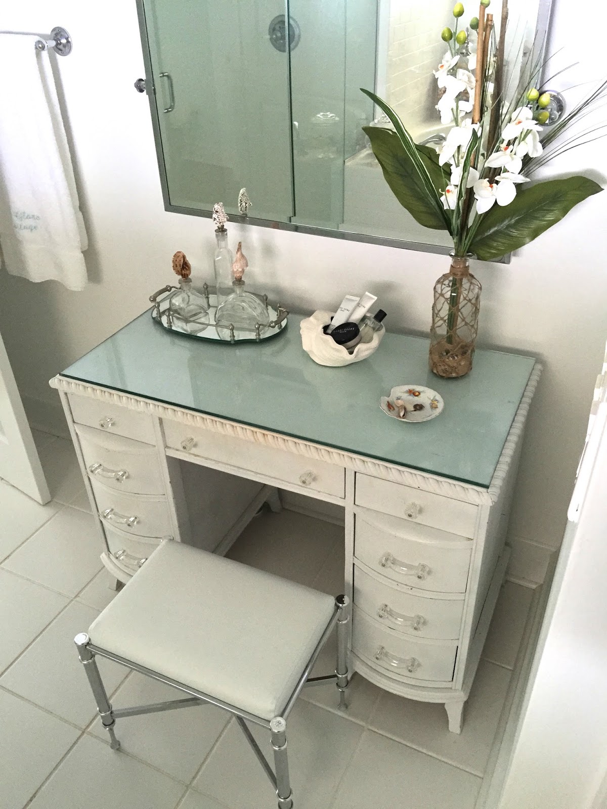 DIY Glass Top Makeup Vanity Pictures. Bedroom White Glass Top Glass Top Makeup Vanity Rickevans Homes - Glass top makeup vanity - DIY Glass Top Makeup Vanity Pictures. Bedroom White Glass Top