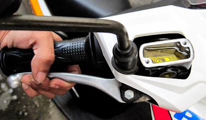 Mengganti dan Menguras Minyak Rem Sepeda Motor Mengganti dan Menguras Minyak Rem Sepeda Motor