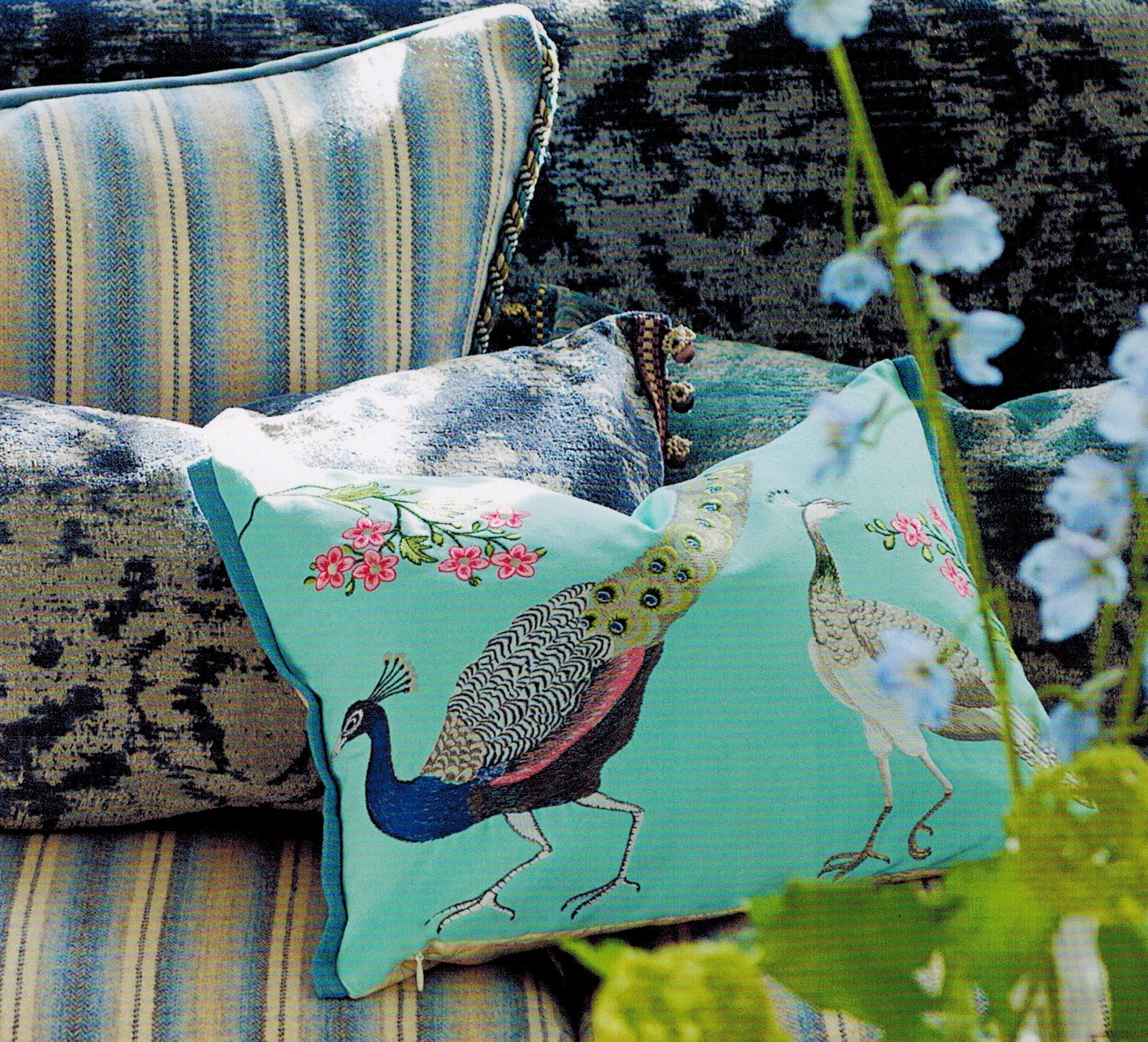 http://4.bp.blogspot.com/-DwA339v14eQ/Tqen7a3oD_I/AAAAAAAAAek/0OoBH5ejF5Y/s1600/www.stantonmosman.com+DG+peacock+cushions.jpg