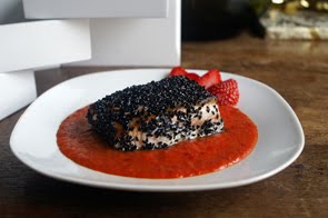 Filetto di salmone in crosta di sesamo nero con salsa di peperoni arrosto e fragole