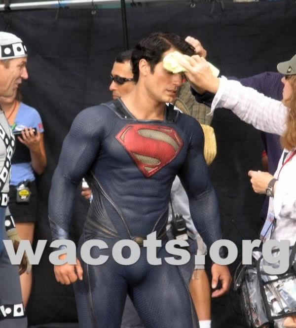 Monólogo a Três: Henry Cavill aparece vestido de Superman 