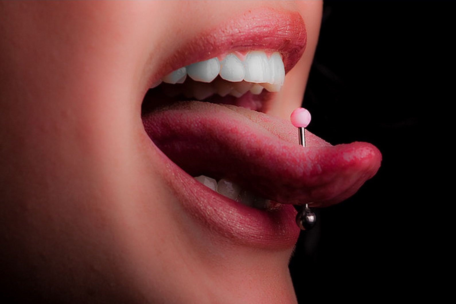 Кавалер спускает сперму на лицо и язык симпатичной крали с пирсингом в носу
