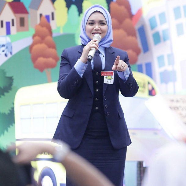 Gambar Datuk Siti Comel dengan Pakaian Pengawas Gambar Datuk Siti Comel dengan Pakaian Pengawas