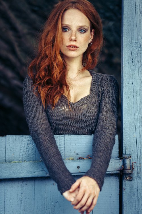 Vermelho e azul - A bela modelo ruiva Widget Neumeyer na fotografia de Jörg Billwitz Modelo ruiva Widget Neumeyer cabelos vermelhos olhos azuis beleza fotografia fashion por Jörg Billwitz
