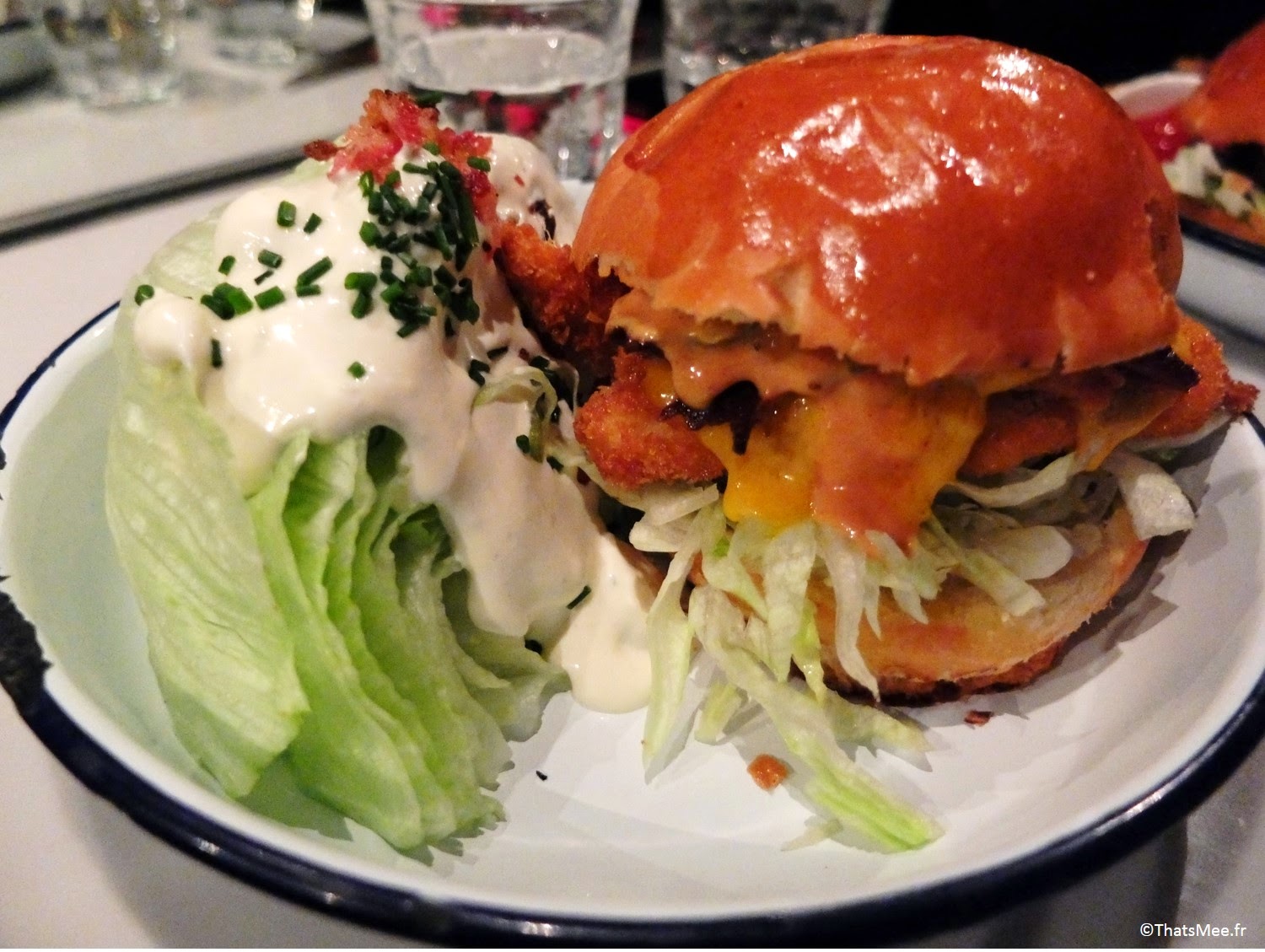 crisypy burger filet de poulet PNY Paris New-York cheddar poitrine fumé salade iceber sauce Waldorf