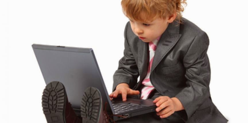 Como comecei a trabalhar pela internet? Criança usando o computador.