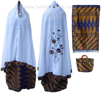 Sajadah dan mukena bercorak batik