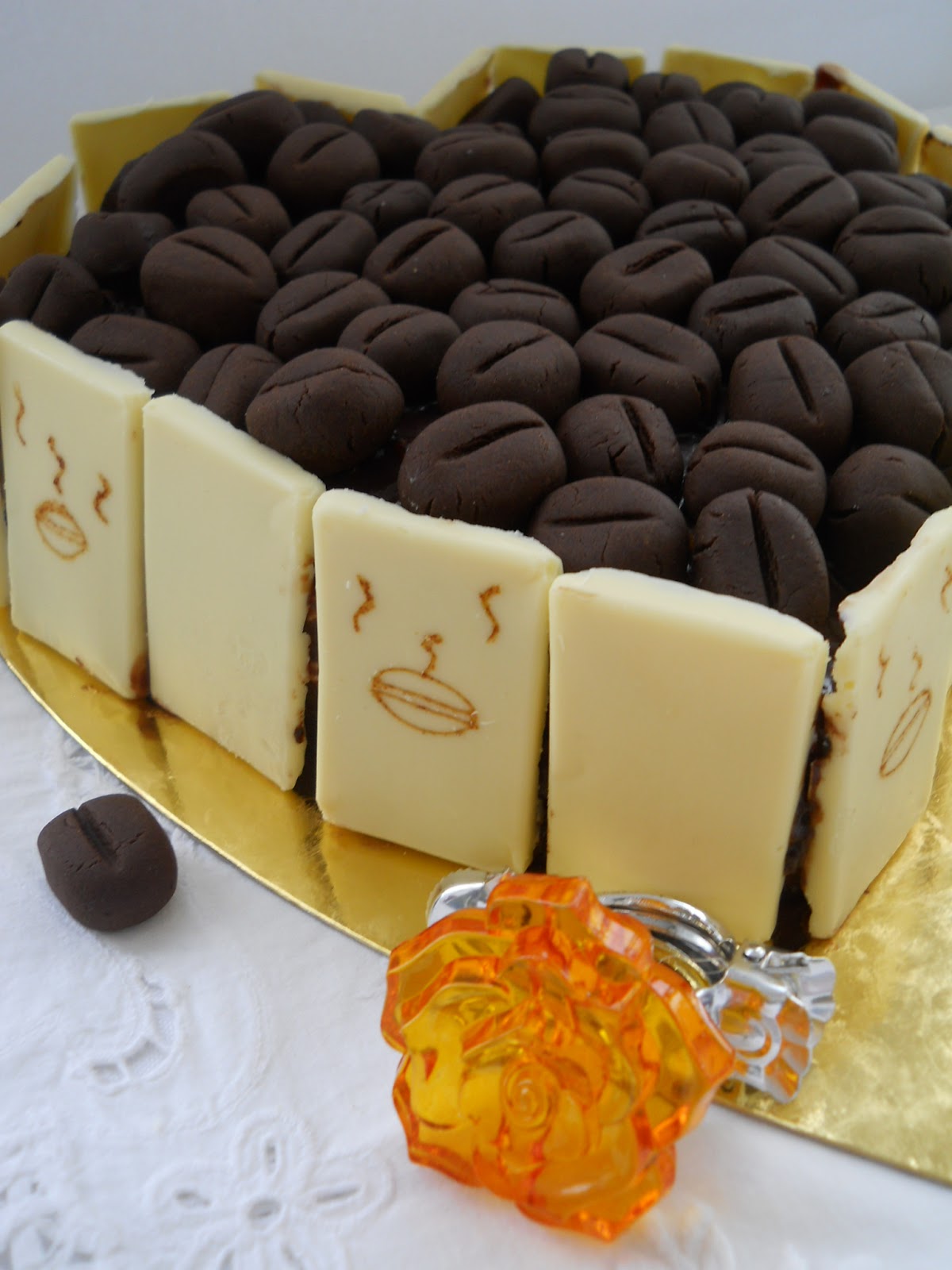 Pe masa din bucatarie Tort chouxala creme cu crema de portocale si