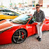 Marrone, chega em seu restaurante dirigindo sua Ferrari de 2 milhões