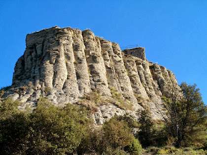 La vessant de migdia del turó i Castell d'Orís La vessant de migdia del turó i Castell d'Orís