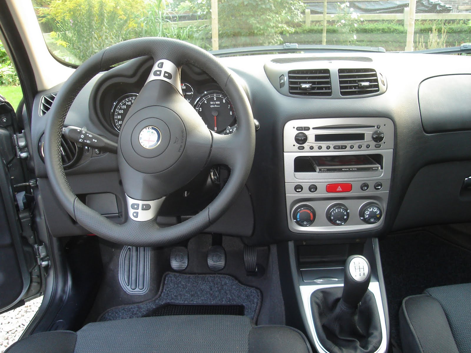http://4.bp.blogspot.com/-E2kuv-ZDA-Q/Tlwbl-DXkrI/AAAAAAAAAOU/aa7sQqMkWZE/s1600/Alfa_Romeo_147_dashboard.jpg