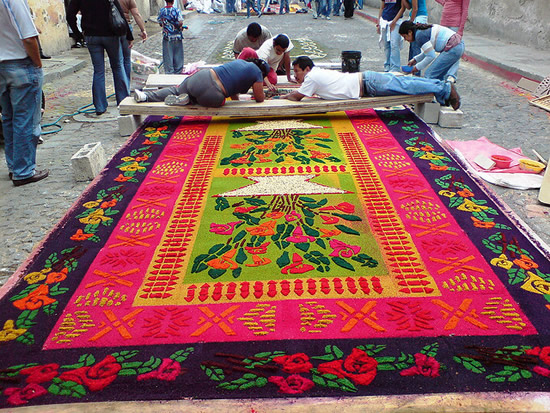 فقط من الرمال و نجارة الخشب - إبداع يستحق الإحترام The+Colorful+Street+Carpets+of+Semana+Santa,+in+Antigua+01