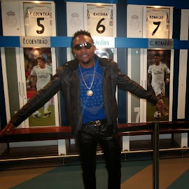 PHOTO: Photoshopped Or Not, Kcee Strikes a pose with Cristiano Ronaldo of Maldrid in Bernabeu Stadium