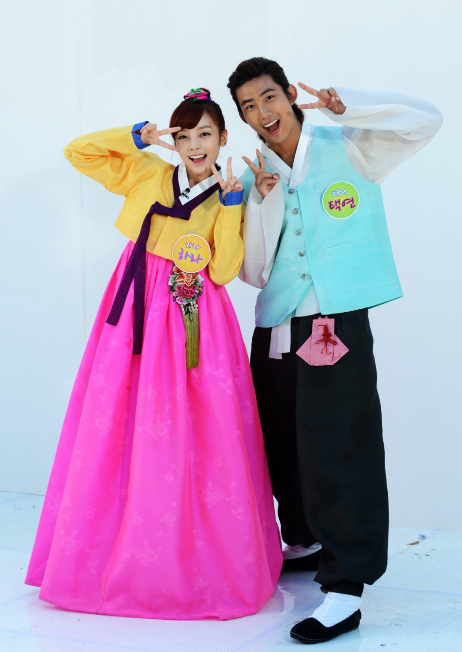 121002 2PM, KARA, BEAST, HyunA wear Korean traditional costume 'Hanbok