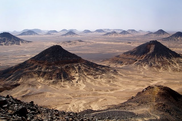 صور مدهشه وغريبه Black+and+White+desert%252C+Egypt
