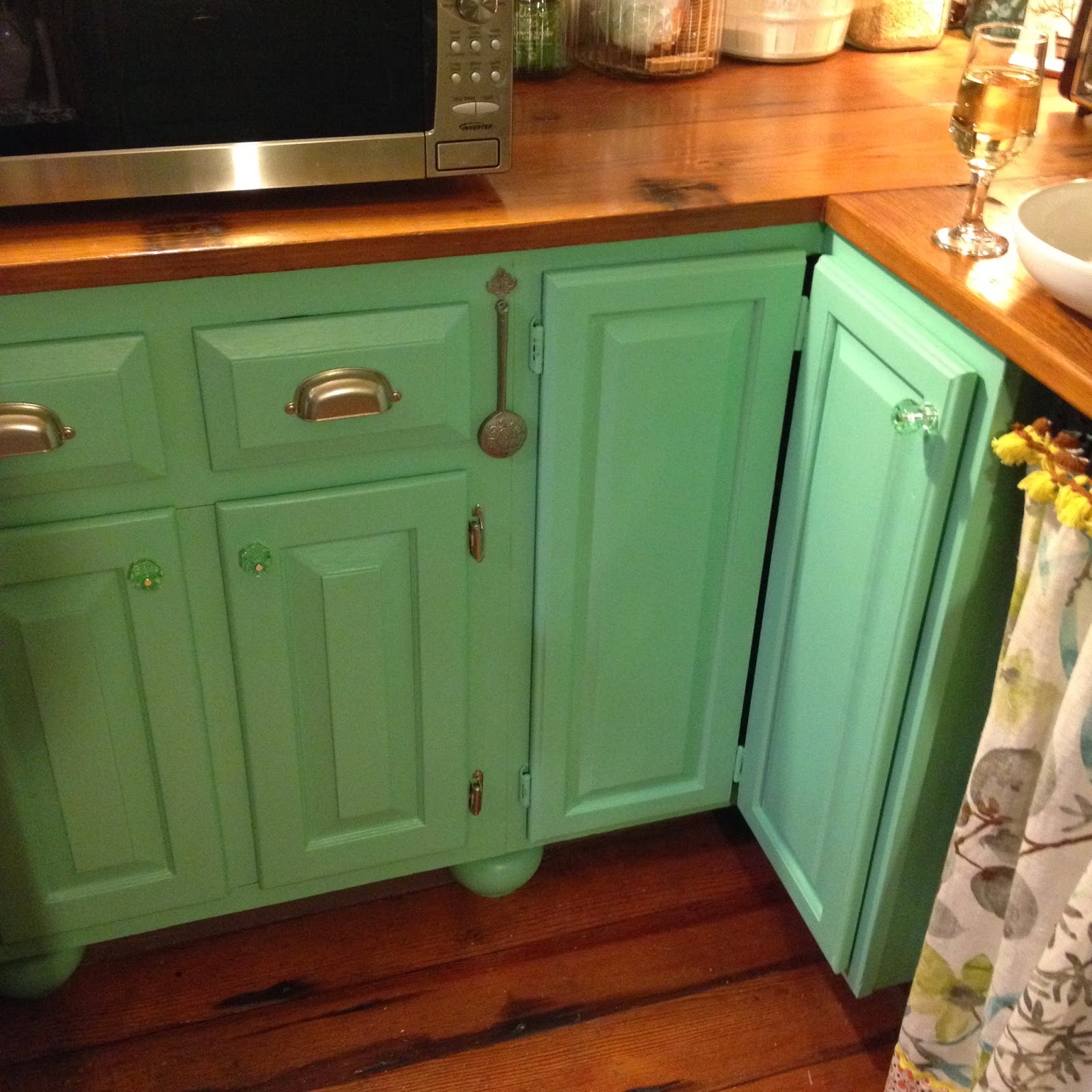 Under cabinet kitchen radio FINALLY, I decided I wanted to do the base cabinets in a retro green