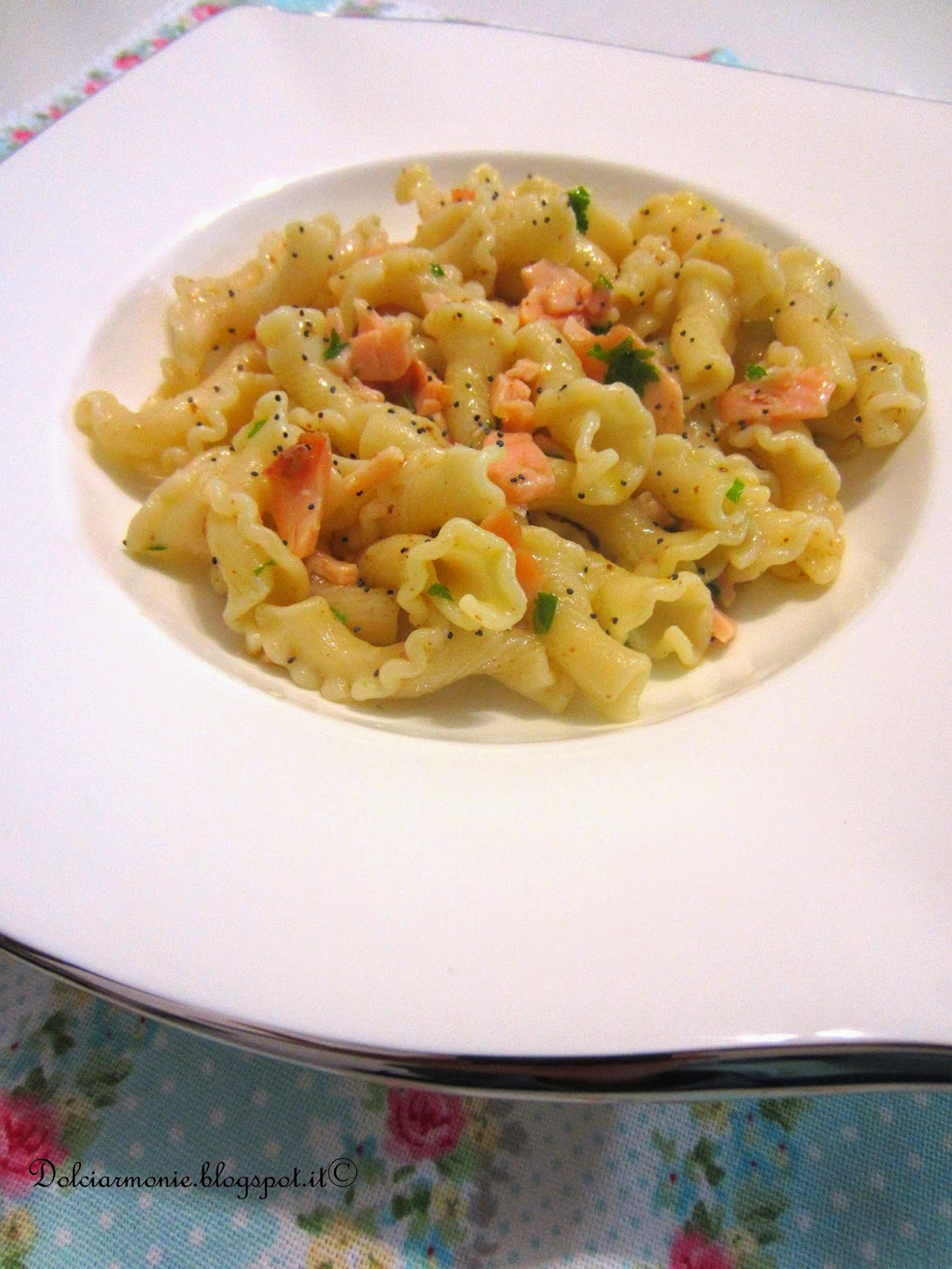 I gigli Toscani con salmone,bottarga e semi di papavero e.......non andate al super se indossate un maglione rosso !!!!