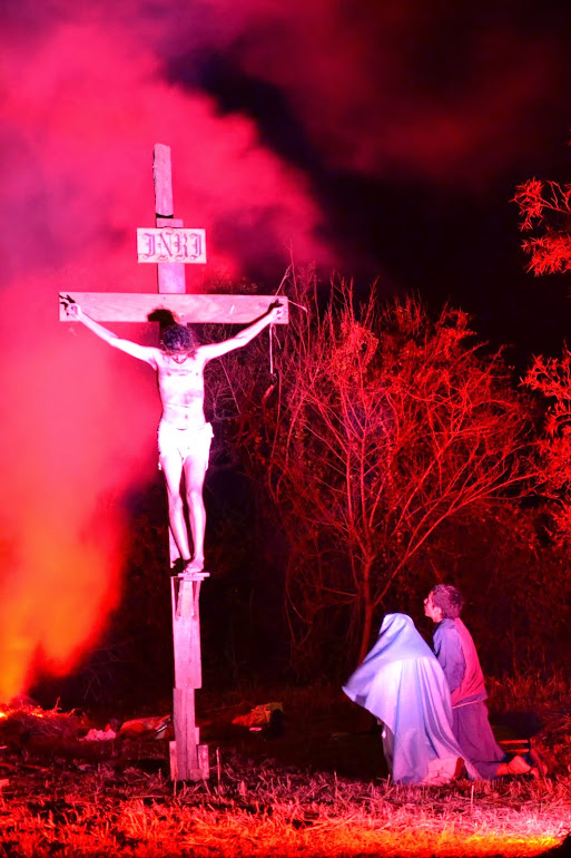 Jesús muere en la Cruz.
