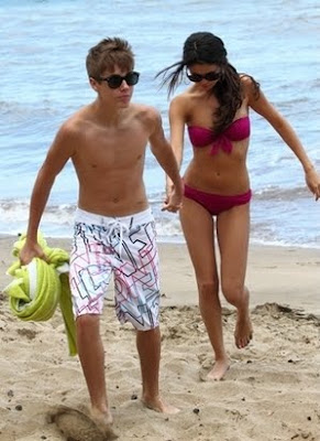 Justin Bieber and Selena Gomez berciuman