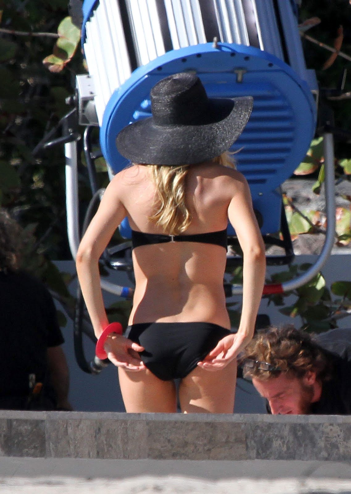 http://4.bp.blogspot.com/-E5zS3ZXSbmQ/Tz-KnLqmUuI/AAAAAAAAGRQ/fQuhdANVjxk/s1600/doutzen-kroes-bikini-3.jpg