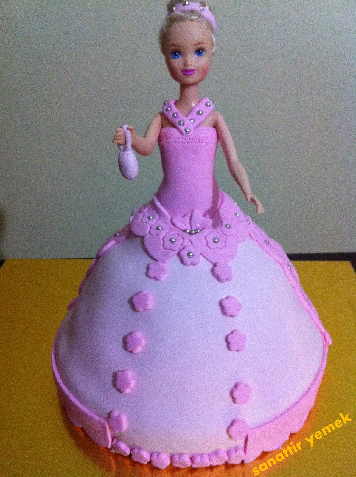 Sanattır Yemek Barbie Seker Hamuru Pasta