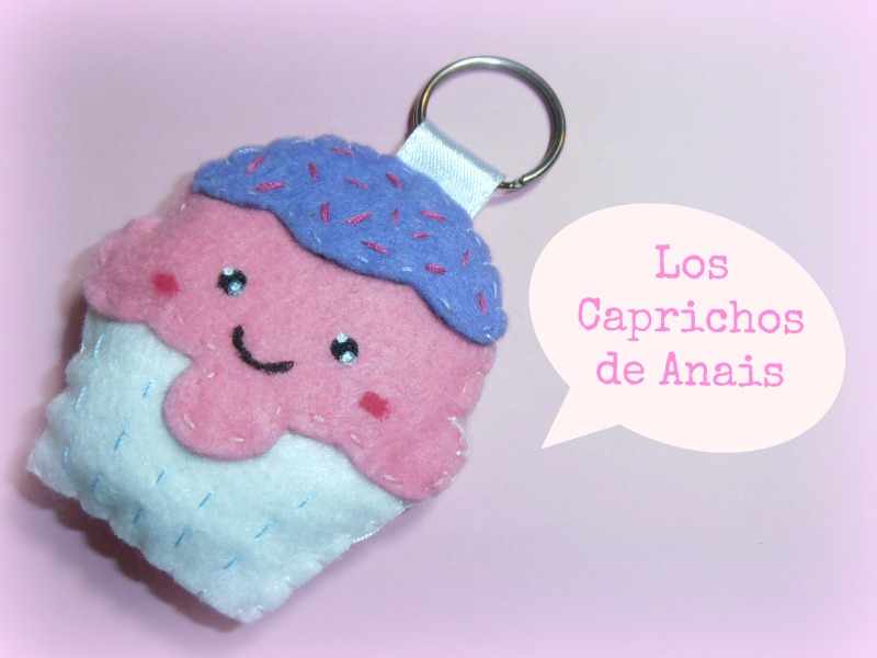 Llavero cupcake de fieltro Los Caprichos de Anais llavero de fieltro cupcake Los Caprichos de Anais