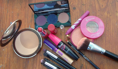 Maquillaje and Beauty. Productos utilizados en el maquillaje lila.