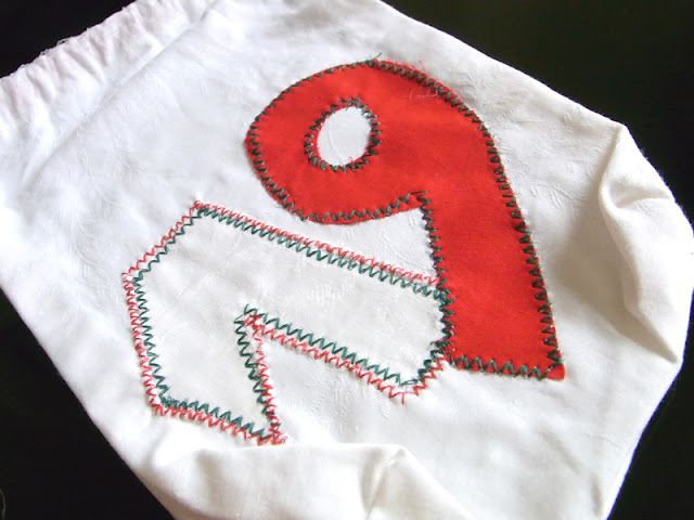 selbstgemachter Adventskalender aus Damast Bettwäsche weiße Adventstasche mit Zahl und Stern, aus Damast-Bettwäsche selbst gemacht