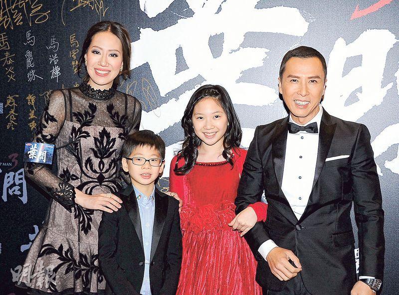 Foto di famiglia di attore &  regista, sposata con Cissy Wang , celebre per Ip Man.
  