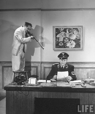 Groucho+Marx+%2528L%2529%252C+pointing+a+gun+at+an+actor+in+Nazi+uniform+while+studying+espionage+for+movie%252C+A+Night+in+Casablanca.1946.jpg