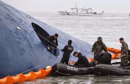Thợ lặn bắt đầu thâm nhập bên trong phà Sewol Thợ lặn bắt đầu thâm nhập bên trong phà Sewol