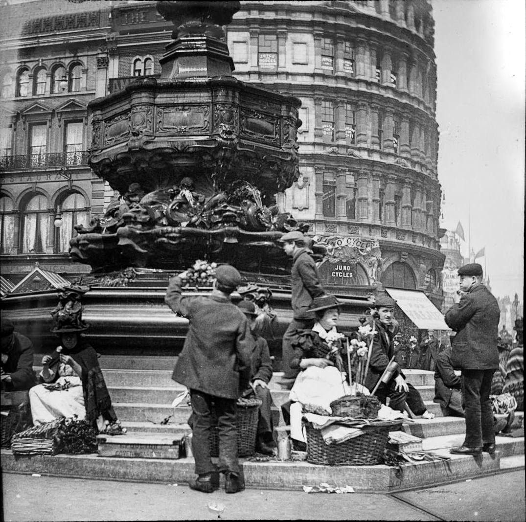 Flower Sellers by the Eros Statue, Piccadilly Circus ...