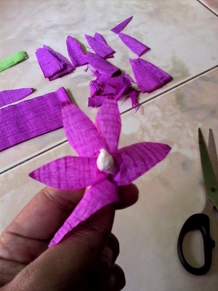 tips Ibu Hebat Bunga Sakura dari Kertas Krep